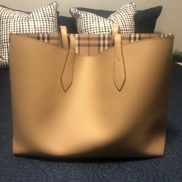 Burberry Handbags - Burberry medium lavenby reversible tote